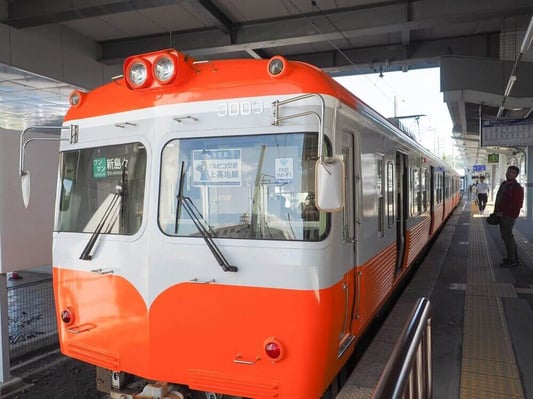 kamikochi-train-orange